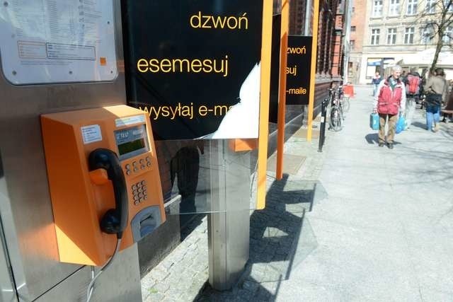 Odłożona słuchawka w budce telefonicznej to norma w całym kraju, także w Toruniu. Chętnych do jej podniesienia jest coraz mniej