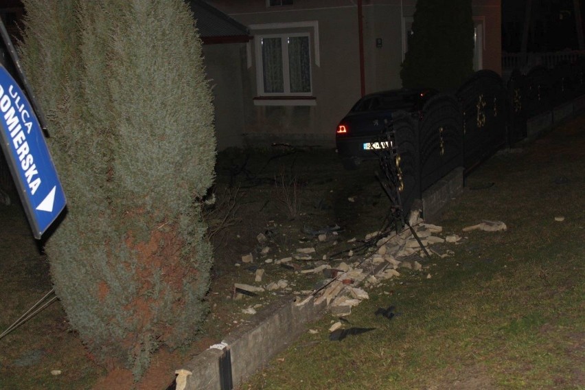 Pijany kierowca peugeota staranował w Sokolnikach ogrodzenie posesji. Mężczyzna był agresywny [ZDJĘCIA]