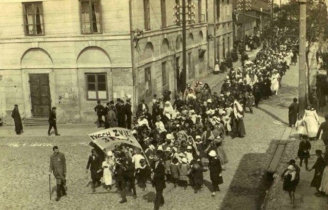 Grójecki Ośrodek Kultury zamieścił na swoim facebookowym profilu stare zdjęcia, w większości przypadków nieznanych autorów. Na fotografiach można znaleźć różne miejsca w mieście, upamiętniają one także wydarzenia czy imprezy z udziałem tłumów grójczan. Śmiało piszcie o swoich historiach związanych z Grójcem, nie bójcie się wspominać oraz porównywać rzeczywistości. I oczywiście nie zapomnijcie o zgadywaniu - co, gdzie, jak i po co - zachęca GOK. ZOBACZ KOLEJNE ZDJĘCIA >>>