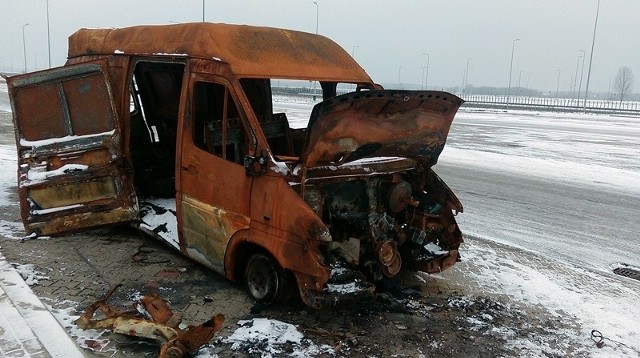 Doszczętnie spalony bus straszy przejeżdżających autostradą z Tarnowa do Rzeszowa. Stoi porzucony na MOP-ie w Komorowie