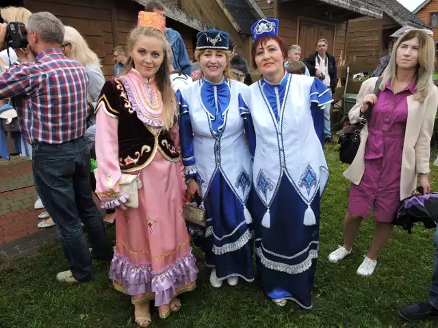 Jesteśmy na historycznej ziemi, bo to właśnie ta wioska i ziemia na której się znajdujemy 337 lat temu została nadana Tatarom przez króla Jana III Sobieskiego. Świętujmy to - mówi Dżenneta Bogdanowicz, właścicielka „Tatarskiej Jurty” w Kruszynianach.