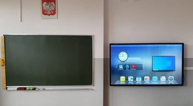 Nowe tablice interaktywne zawisną w trzech salach lekcyjnych.