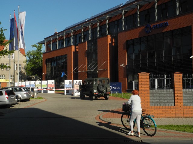 Stargardzka komenda szykuje się na obchody święta policji. Przed budynkiem znajduje się wystawa upamiętniająca bohaterów, zorganizowana przez stowarzyszenie Katyń i IPN.