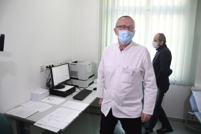 Doktor Krzysztof Bidas jako pierwszy przyjął szczepionkę.