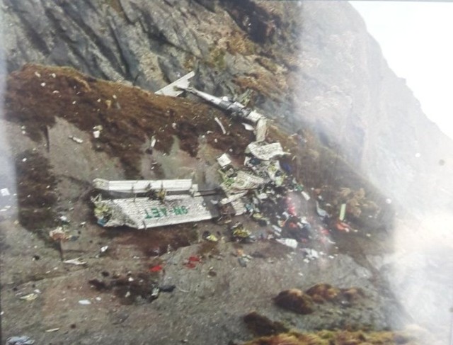 Na pokładzie samolotu, który rozbił się w Himalajach, były 22 osoby