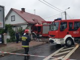 Wypadek wozu straży pożarnej w Sokółce. Samochód wjechał w dom koło kościoła. Są ranni [WIDEO, ZDJĘCIA]