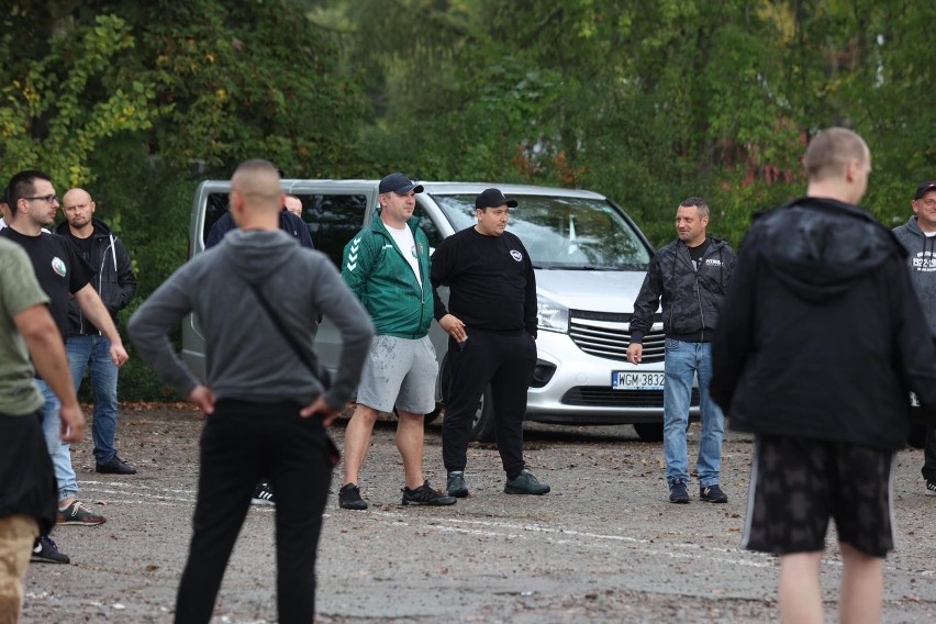 Kibice Olimpii Elbląg obok stadionu Hutnika Kraków