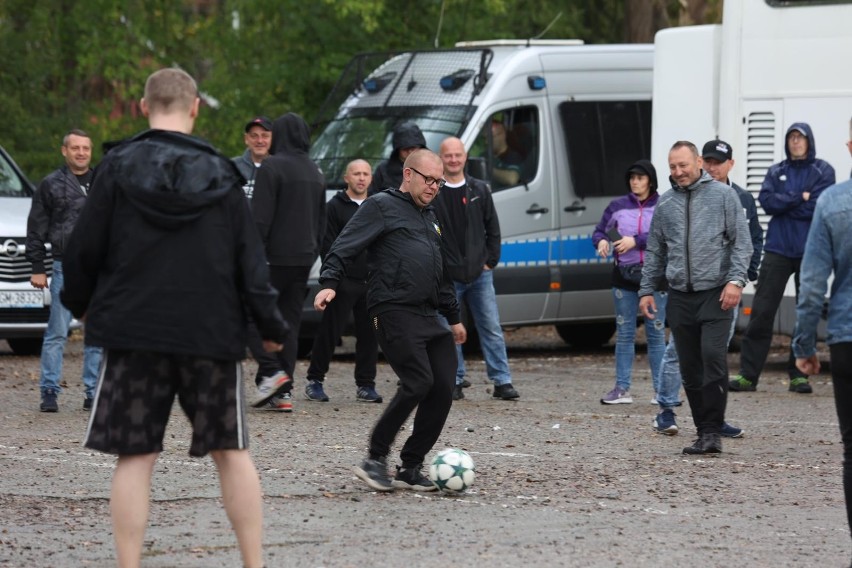 Kibice Olimpii Elbląg obok stadionu Hutnika Kraków