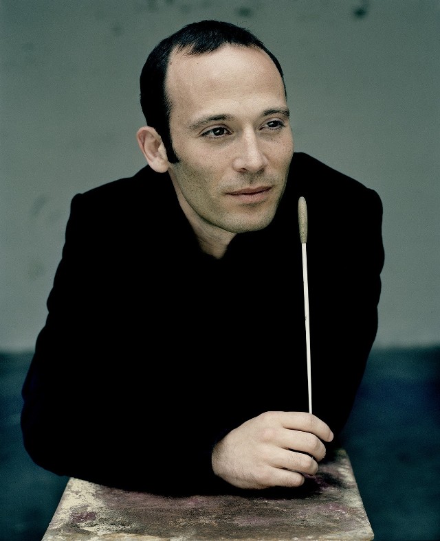 Piątkowy koncert Filharmonii Poznańskiej poprowadzi Ariel Zuckerman.
