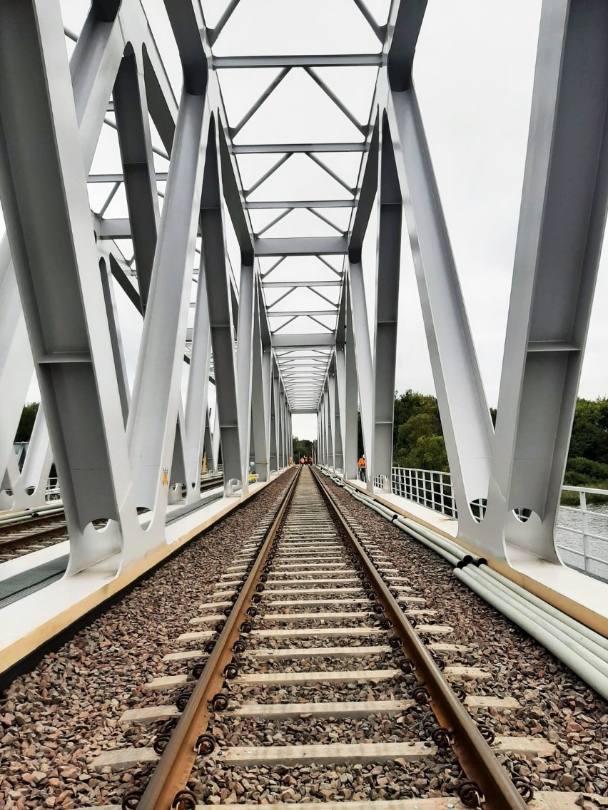 Most nad Regalicą przeszedł próby. Wytrzymał przejazd czterech lokomotyw o masie niemal 500 ton [ZDJĘCIA]