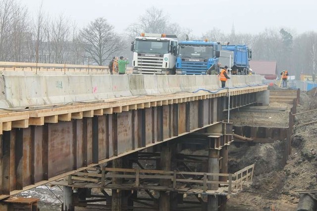 Po obciążeniu mostu ciężarówkami ważącymi ponad 80 ton specjaliści co kilka minut mierzyli ugięcie konstrukcji.