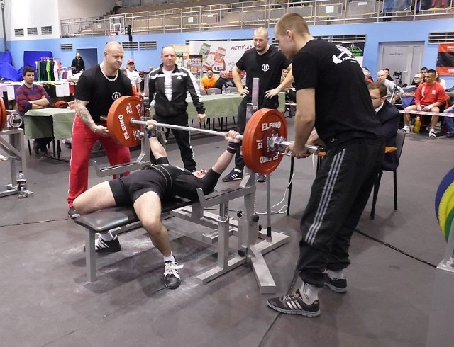 Łukasz Czajkowski w tej próbie uporał się ze sztangą ważącą 180,5 kg.