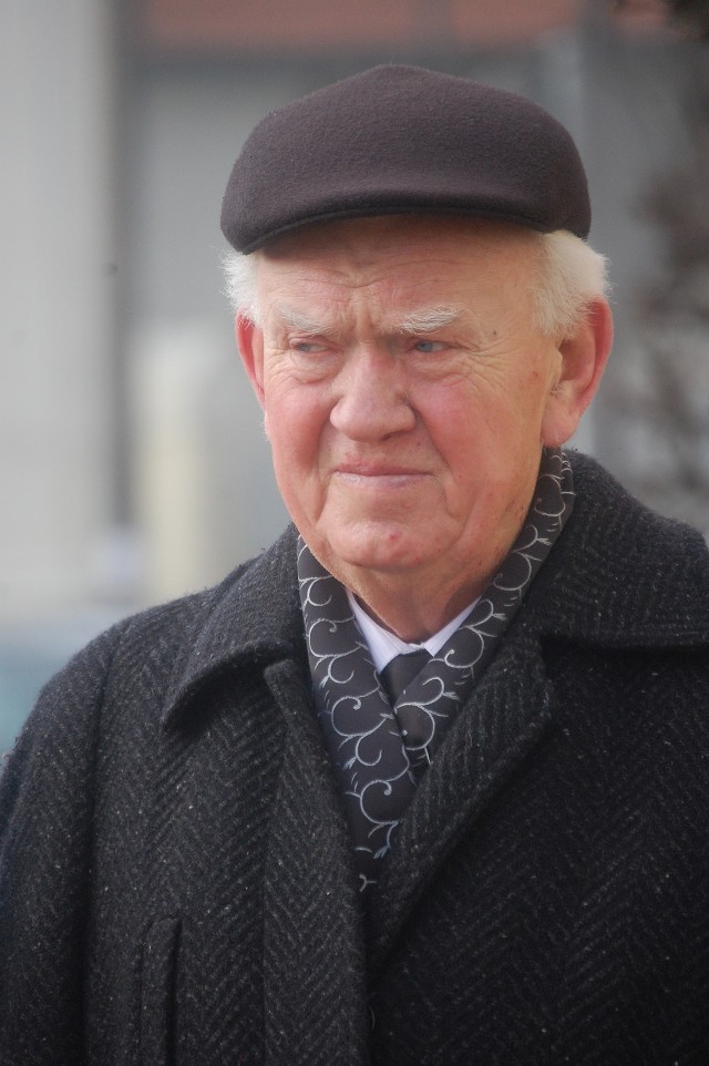 Jan Polewczyński uczył matematyki. Przez wiele lat był dyrektorem  LO w Kcyni.