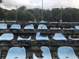 150 połamanych krzesełek na stadionie Bałtyku [ZDJĘCIA]