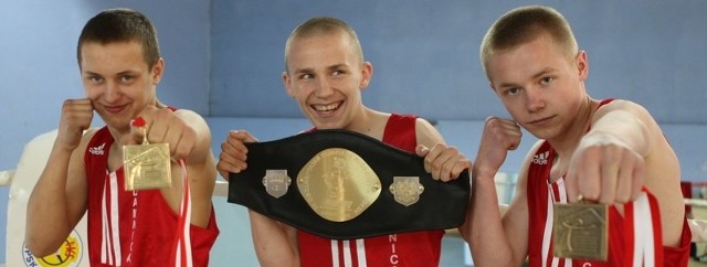 Od lewej Michalski, Runowski i Malinowski - medaliści z Damnicy.