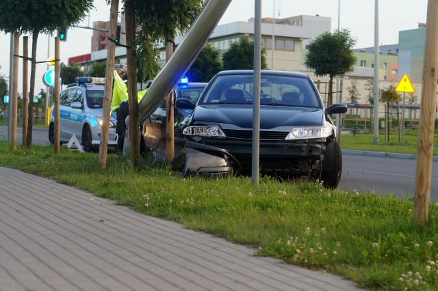 W niedzielę około godziny 20, kierujący osobowym renault uderzył w latarnię znajdującą się przy ul. 11 Listopada w Słupsku.