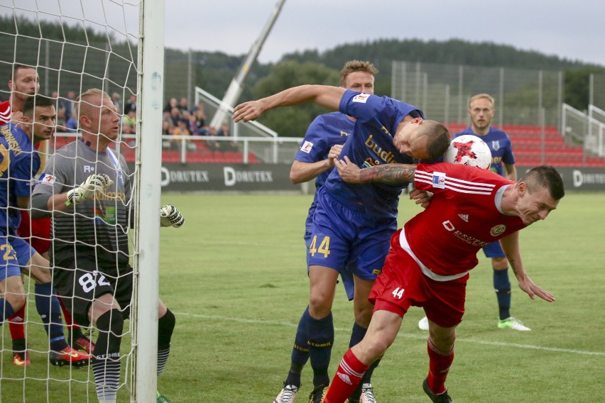 Doświadczony defensor przed sezonem przeniósł się z Legnicy...