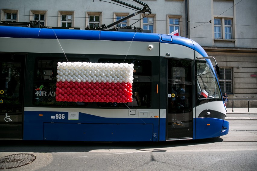 3 maja w Krakowie. Tramwaj patriotyczny przejechał ulicami miasta [ZDJĘCIA]