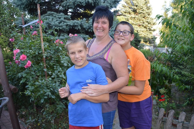 Mariusz (pierwszy z lewej) razem ze swoją mamą Zofią i bratem Kacprem są szczęśliwi, że udało się im stworzyć zgraną rodzinę