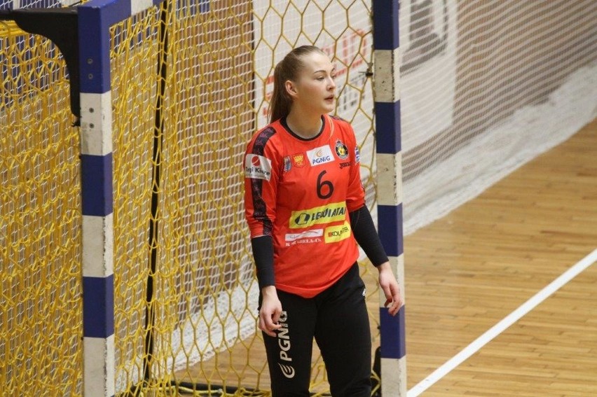 Wysoka wygrana piłkarek ręcznych Korony Handball Kielce. Bramkarka Kościerzyny trzy razy znokautowana [ZDJĘCIA, VIDEO]