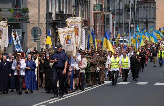 W niedzielę ulicami Przemyśla przeszła procesja z okazji Święta Ukraińskiej Pamięci Narodowej. Tłum osób udał się z katedry obrządku greckokatolickiego na ukraiński cmentarz wojenny przy ul. Kasztanowej. Przemarsz kolejny raz zabezpieczało mnóstwo policjantów. W 2016 r. zakłócono przebieg procesji - na ul. Słowackiego doszło do przepychanek. Czytaj także: Interwencja policji podczas happeningu "Nie będzie innego" w Przemyślu. Sąd uchylił zakaz Wojciecha Bakuna [ZDJĘCIA]40 lat temu kpt. Henryk Jaskuła z Przemyśla wyruszył w samotny rejs dookoła Ziemi