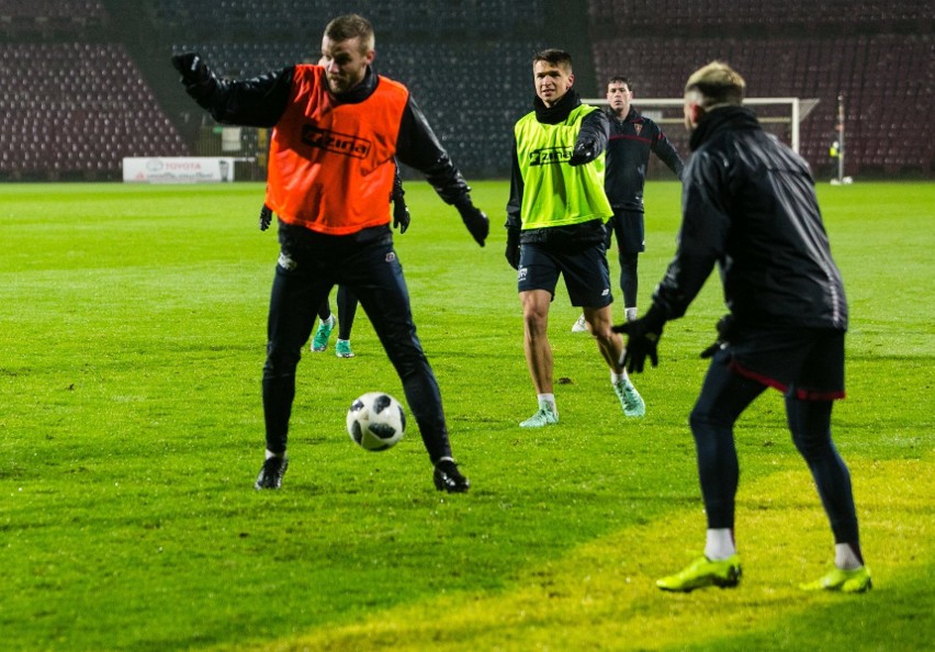 Trening Pogoni Szczecin na płycie głównej stadionu przy...