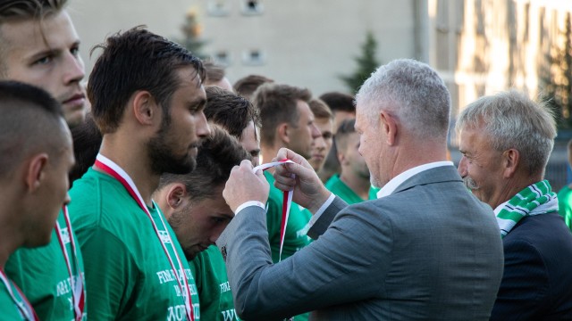 Prezes Łódzkiego Związku Piłki Nożnej Adam Kaźmierczak po meczu obu drużynom wręczył pamiątkowe medale