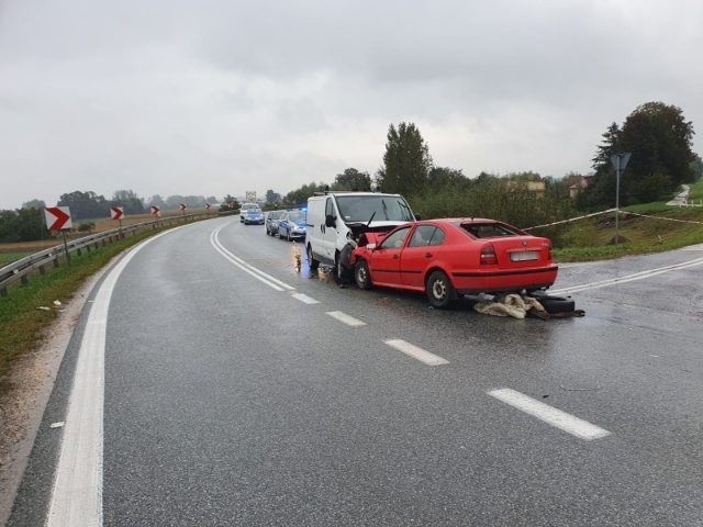 Wypadek w Ratajach Słupskich. Zderzyły się dwa samochody, jedna osoba została ranna. Krajowa trasa zablokowana
