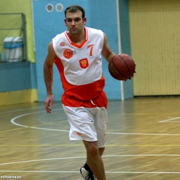 Krzysztof Dziura był najskuteczniejszym koszykarzem UMKS w Jaworznie. Rzucił 17 punktów.