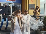 Protest branży ślubnej we Wrocławiu. "Stoimy w miejscu, za coś trzeba żyć!" [FILM, ZDJĘCIA]
