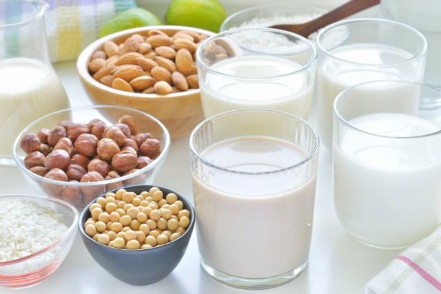 Coraz więcej osób rezygnuje z mleka w diecie. Przyjrzeliśmy się najczęstszym zamiennikom mleka w diecie. Kliknij w obrazek i przesuwaj strzałkami, aby zobaczyć popularne zamienniki mleka.