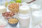 Czym zastąpić mleko w diecie? Najpopularniejsze zamienniki i ich właściwości 