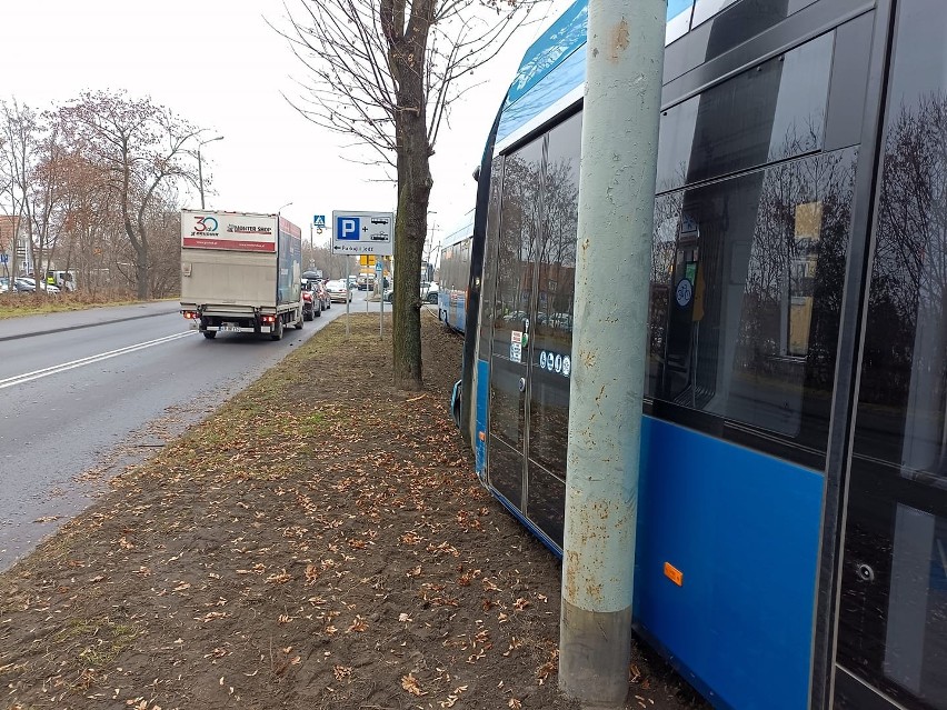 Tramwaj jadący w stronę świeżo wyremontowanego torowiska...