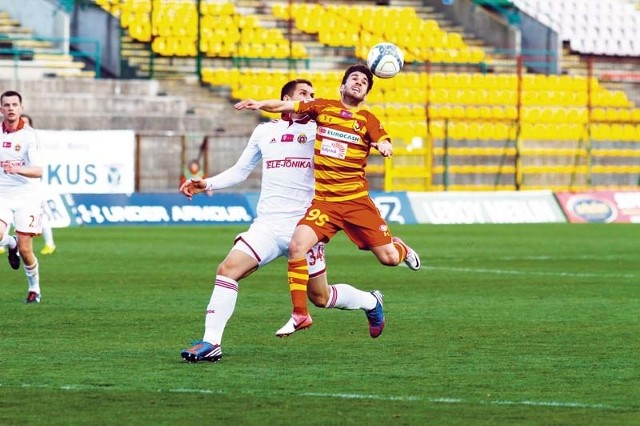 Dani Quintana (z prawej) w pojedynku z Alanem Urygą podczas wiosennego meczu Jagiellonii z Wisłą (2:2). Nie wiadomo, czy teraz Hiszpan znajdzie się w wyjściowym składzie żółto-czerwonych