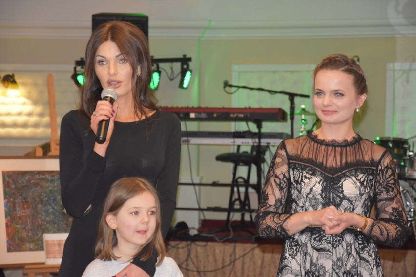 Na bal zapraszają Karolina Sołowow (z lewej), założycielka...