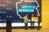 3,5 miliona euro z programu „Rozwój lokalny” na rozwój Krosna. Prezydent Piotr Przytocki odebrał w Warszawie symboliczny czek