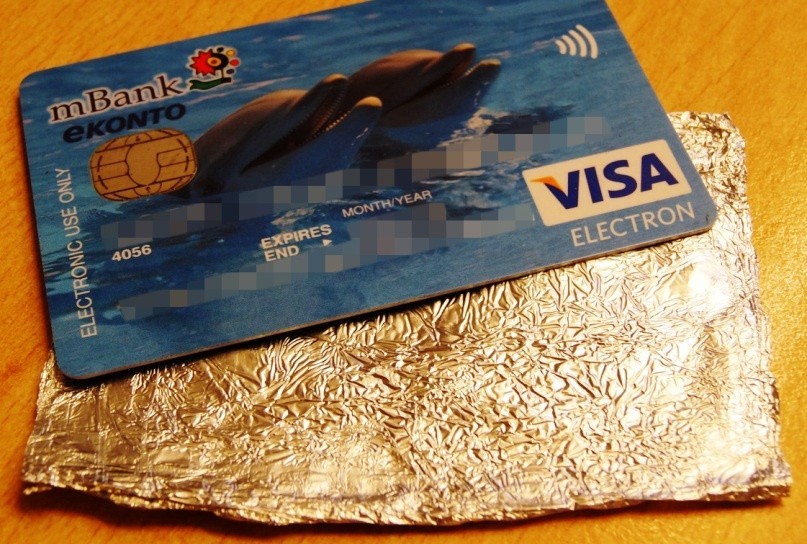 Najprościej kartę zabezpieczyć w portfelu umieszczając ją w...