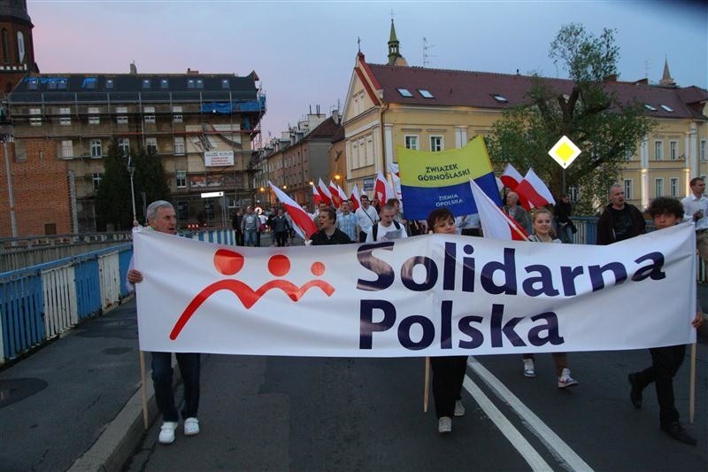 W pochodzie szli przedstawiciele środowisk prawicowych i...