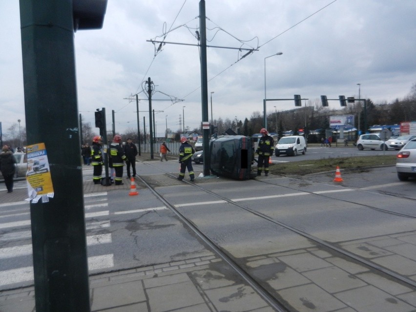 Kraków. Po kolizji samochód wylądował na boku [ZDJĘCIA INTERNAUTKI]