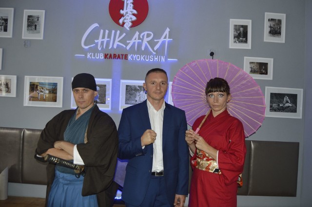 Prezes Klub Karate Kyokushin Chikara Ernest Miszczyk (w środku) w towarzystwie członków grupy rekonstrukcyjnej Katana Tarnobrzeg