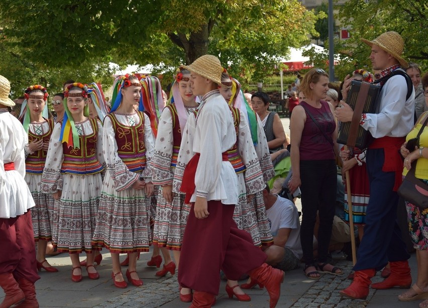Gorlice. Festiwal Świat pod Kyczerą. Przez miejski deptak przeszedł barwny korowód artystów z różnych stron świata
