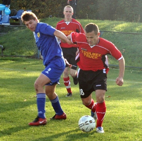 Daniel Ciupiński (z piłką) strzelił trzy gole w pierwszym meczu Pucharu Polski z Wkrą w Żurominie. 