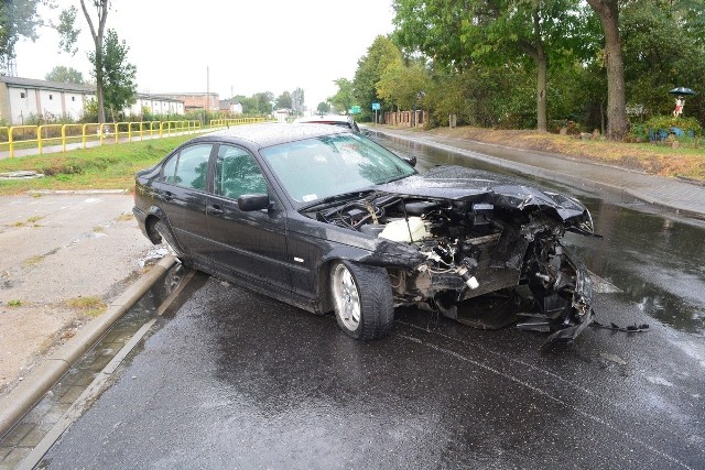 Do zderzenia doszło wczoraj na ulicy Radziejowskiej w Dobrem. 23-latek, który zasiadał za kierownicą BMW rozpoczął wyprzedzanie innego pojazdu na łuku drogi. Przekroczył podwójną ciągła i na przeciwnym pasie zderzył się z prawidłowo jadącym Fordem Focusem.W wyniku zderzenia pasażerka forda trafiła do szpitala. Policjanci, którzy pojawili się na miejscu zabezpieczyli miejsce zdarzenia.- Już wstępne ustalenia pokazały, że 23-letni kierowca bmw w rażący sposób naruszył przepisy ruchu drogowego - informuje asp. szt. Marcin Krasucki, oficer prasowy KPP w Radziejowie.23-latek stracił już prawo jazdy. Był trzeźwy. Teraz o jego losie zadecyduje sąd. Prognoza pogody:(źródło: TVN Meteo/x-news)