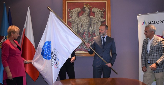W Urzędzie Miasta w Oświęcimiu odbyło się uroczyste przekazanie flagi Igrzysk Europejskich Kraków Małopolska 2023