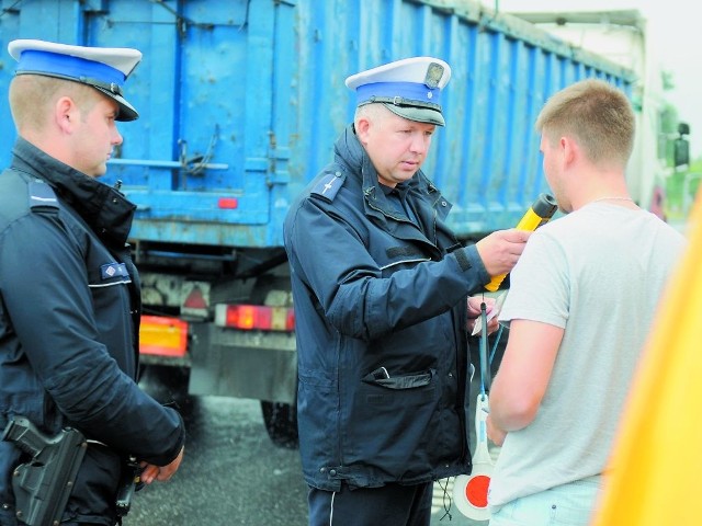 Sierż. Ludwik Bąk i mł. asp. Andrzej Poczynek kontrolują kierowcę. Nie każdy jest spokojny.