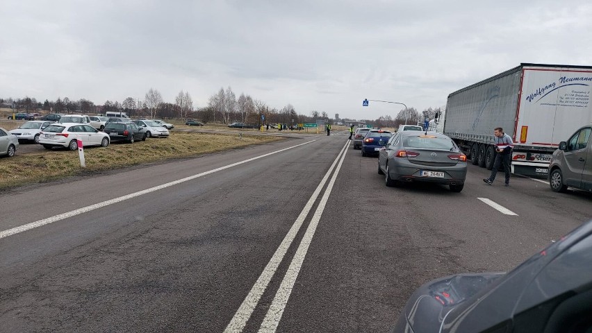 Delegacja powiatu radomskiego dotarła w niedzielę 27 lutego na granicę polsko-ukrainską. Chcą pomóc uchodźcom