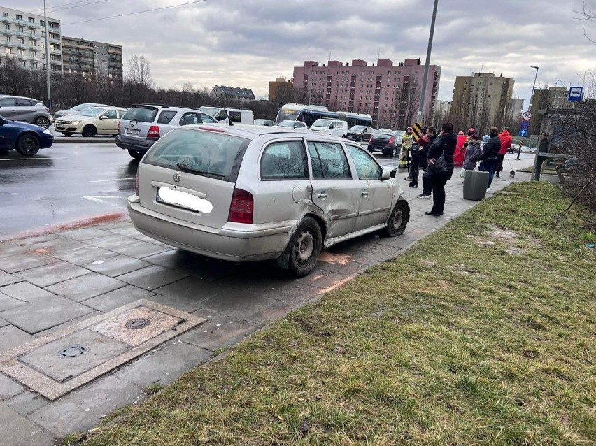 Pijany kierowca na ruchliwej ulicy w Krakowie. Dwa auta skasowane