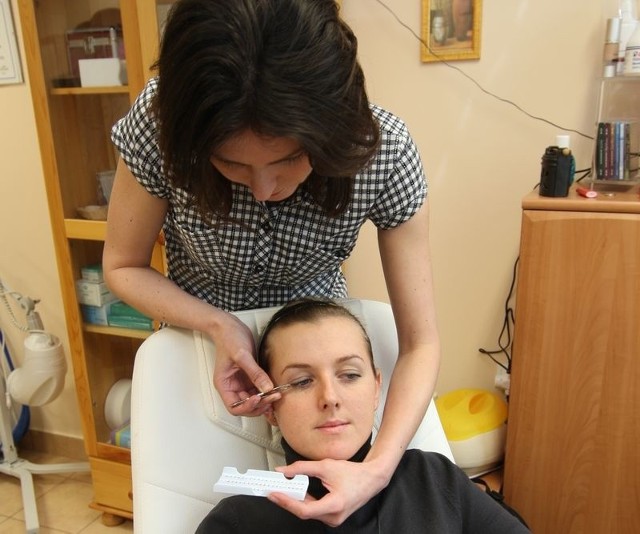 Izabella Walas wykonuje wiosenny makijaż u jednej z klientek.