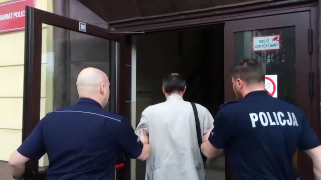 (jac)We wtorek, 19 kwietnia policjanci drogówki zatrzymali w Różankach w gminie Kłodawa do kontroli kierowcę ciężarówki. Jak się okazało obywatel Rosji był pijany.48-letni Rosjanin jechał ciężarówką z naczepą w kierunku Strzelec Krajeńskich. Podczas kontroli funkcjonariusze wyczuli od niego woń alkoholu. Po zbadaniu alkomatem okazało się, że ma prawie trzy promile. Mężczyzna trafił do gorzowskiej komendy. Tam powtórzono badanie, które potwierdziło stan kierowcy. Rosjanin stracił prawo jazdy, po wytrzeźwieniu usłyszy zarzut prowadzenia po pijanemu. Ciężarówka trafiła na policyjny parking. 48-latkowi grozi kara do 2 lat więzienia. Sąd może dodatkowo orzec wobec niego zakaz prowadzenia pojazdów.