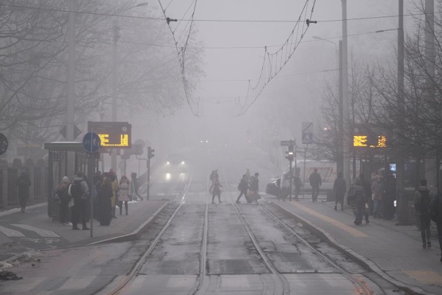 W Poznaniu we wtorek po raz kolejny mieszkańcy będą musieli zmagać się z zanieczyszczonym powietrzem w mieście.